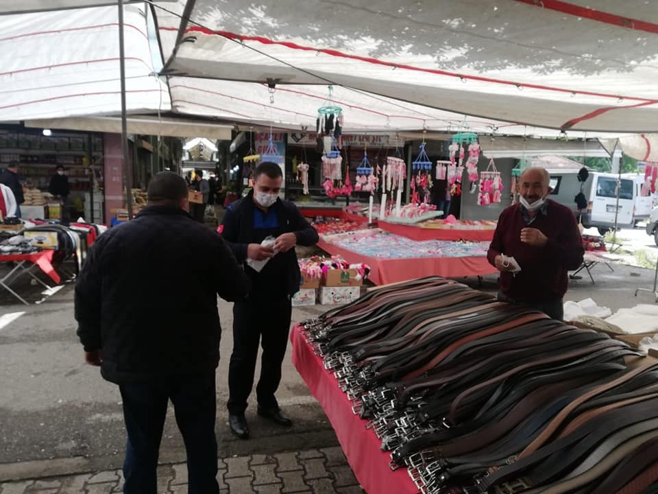 Düzce Belediyesi maske dağıtımını sürdürüyor 