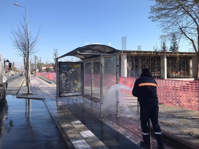 Düzce Belediyesi otobüs durakları temizlendi 