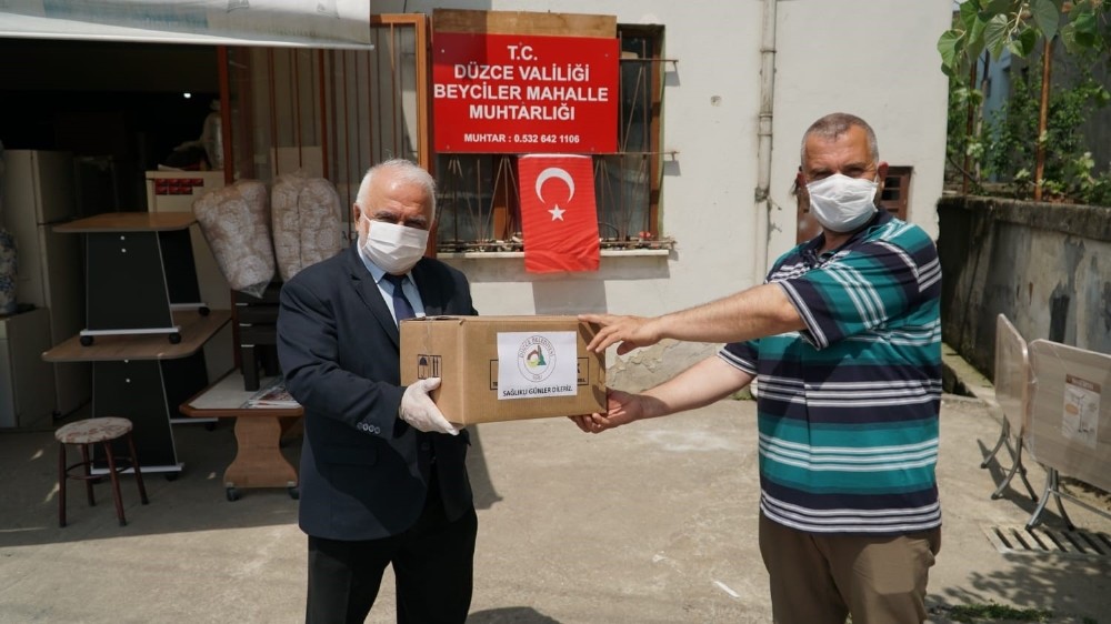 Düzce Belediyesi ürettiği maskeleri muhtarlara teslim ediyor 