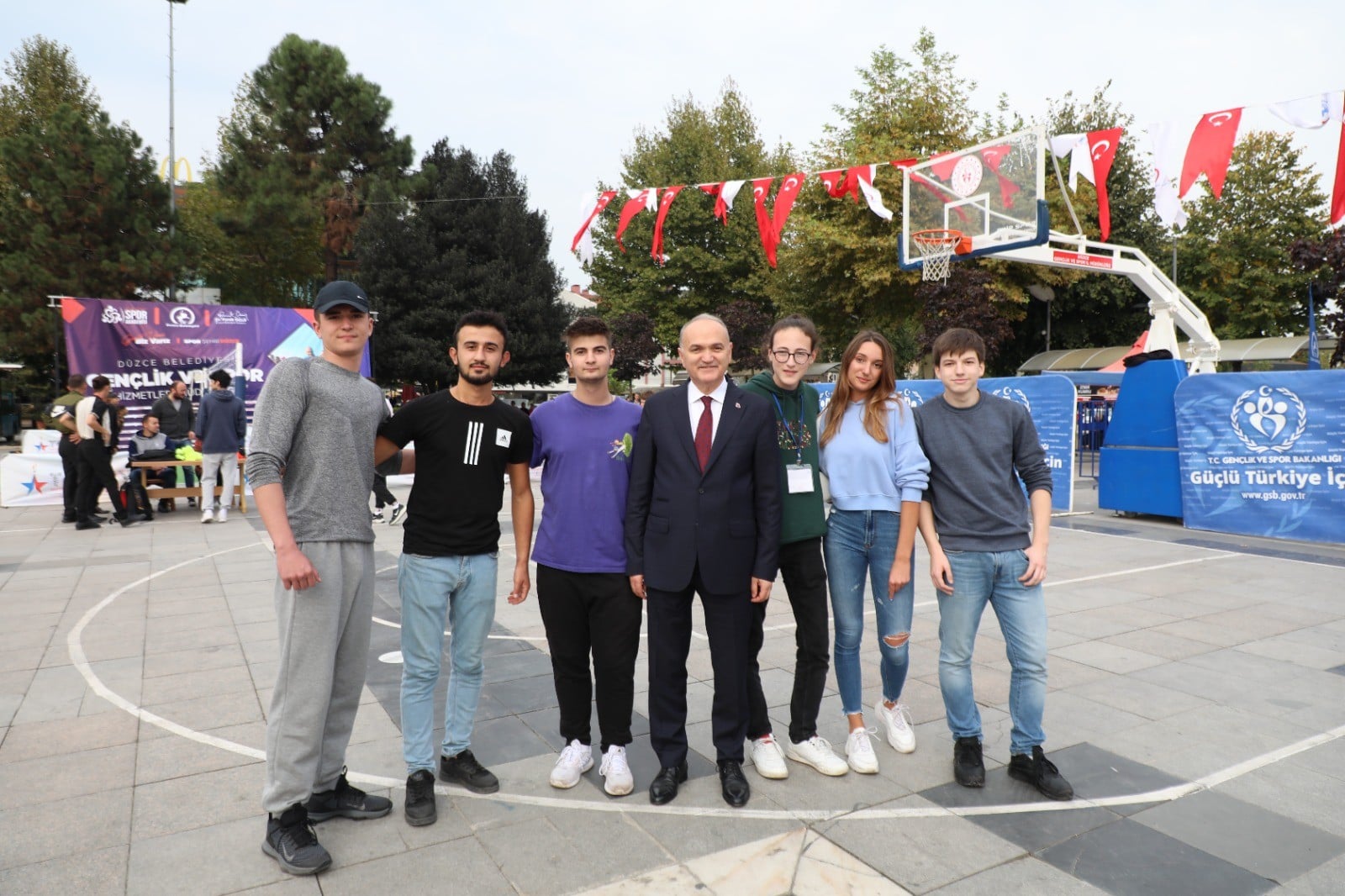 Düzce Belediyesi'nden gençlere tam destek!