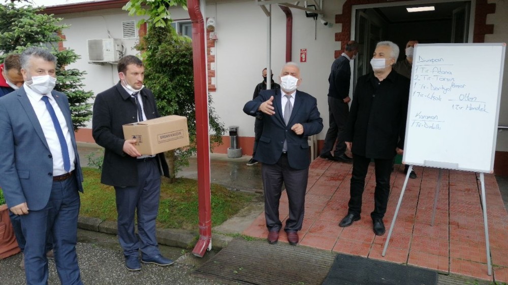 Düzce Belediyesi’nden, kamyoncu esnafına maske desteği 