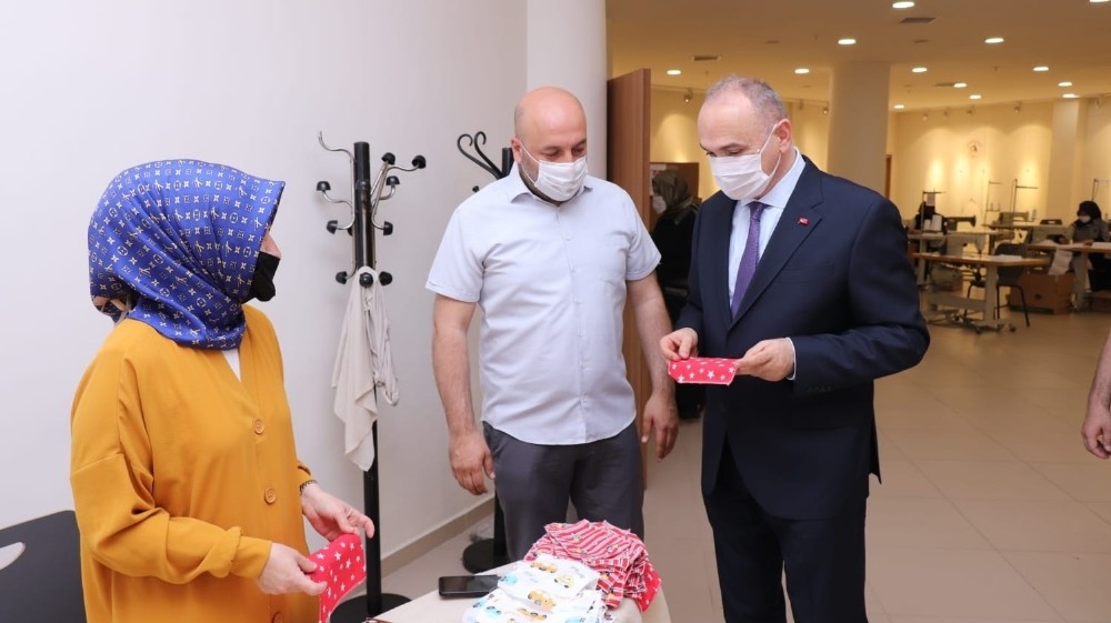 Düzce Belediyesinin günlük maske üretimi 21 bini geçti 