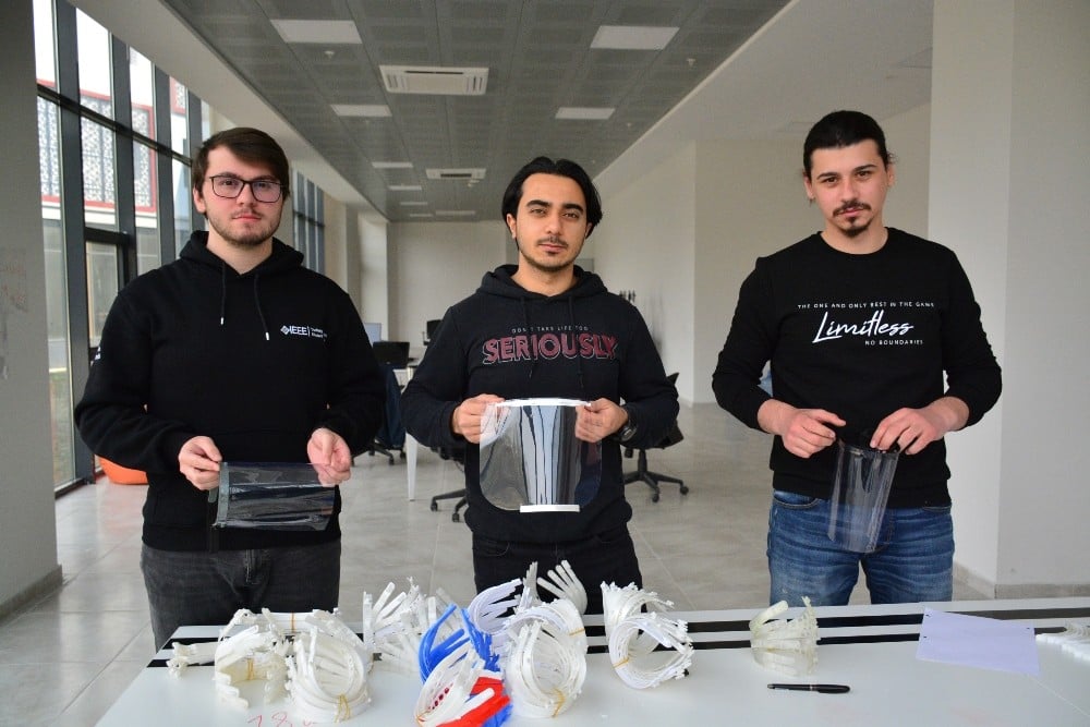 Düzce Üniversitesi öğrencileri maske üretimine başladı 