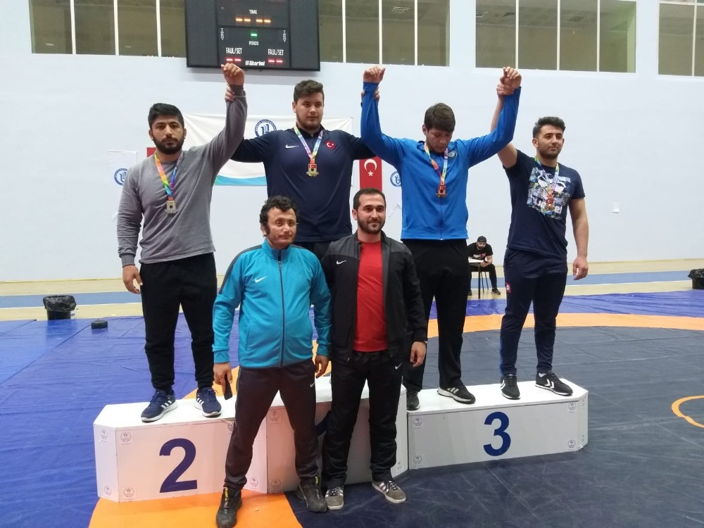 Düzce Üniversitesi Öğrencilerinden Güreş Şampiyonasında İkincilik Başarısı 