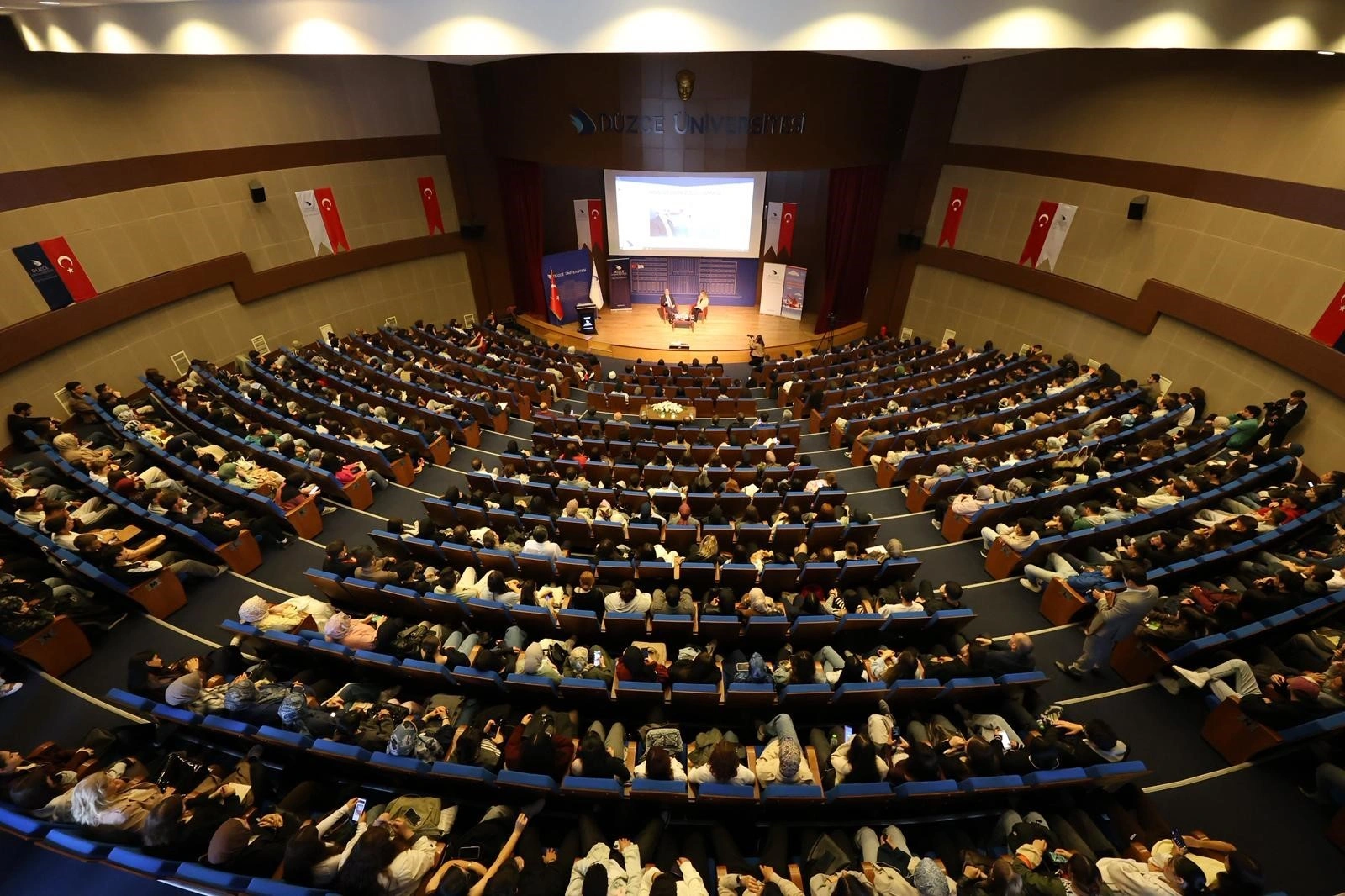 Düzce Üniversitesi’nde "Hoş Geldiniz Buluşması": Rektör Sözbir öğrencilerle bir araya geldi