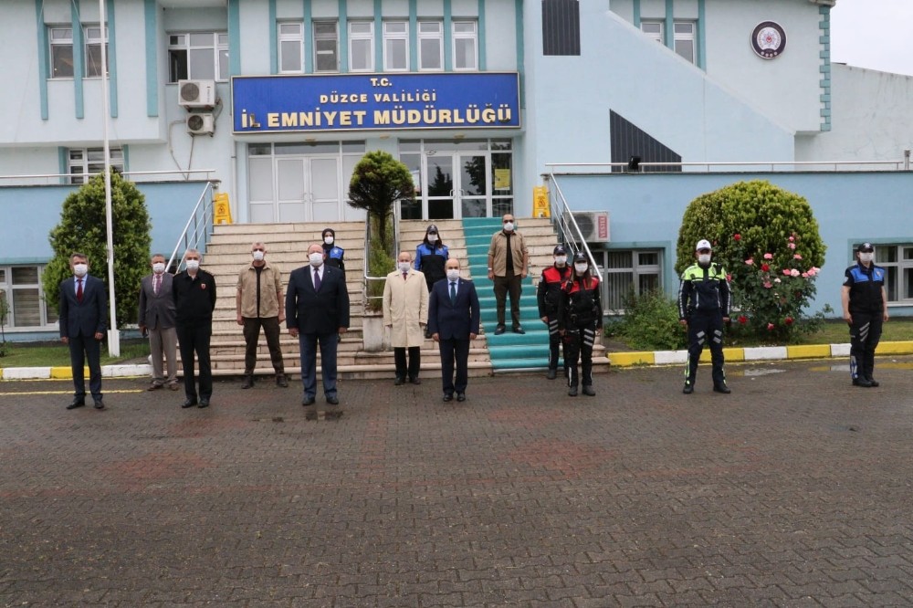 Düzce Valisi görevde olan personelin bayramını kutladı 