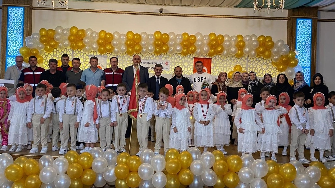 Düzce'de 4-6 Yaş Kur’an Kursu Yıl Sonu Programında miniklerden renkli gösteriler