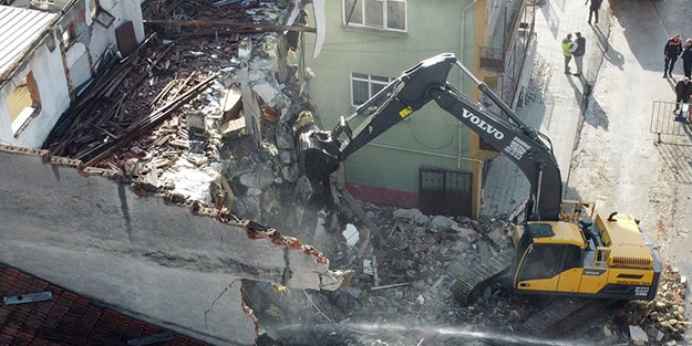 Düzce'de ağır hasarlı binaların yıkımı başladı