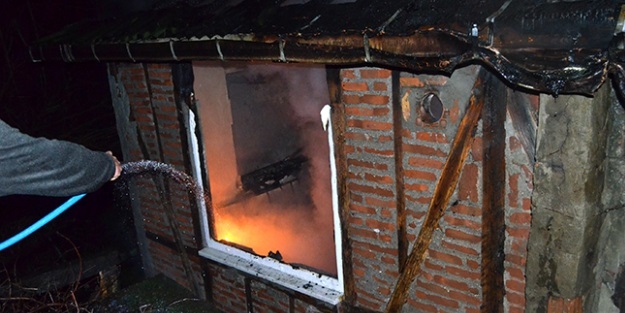 Düzce'de ahşap ev kül oldu