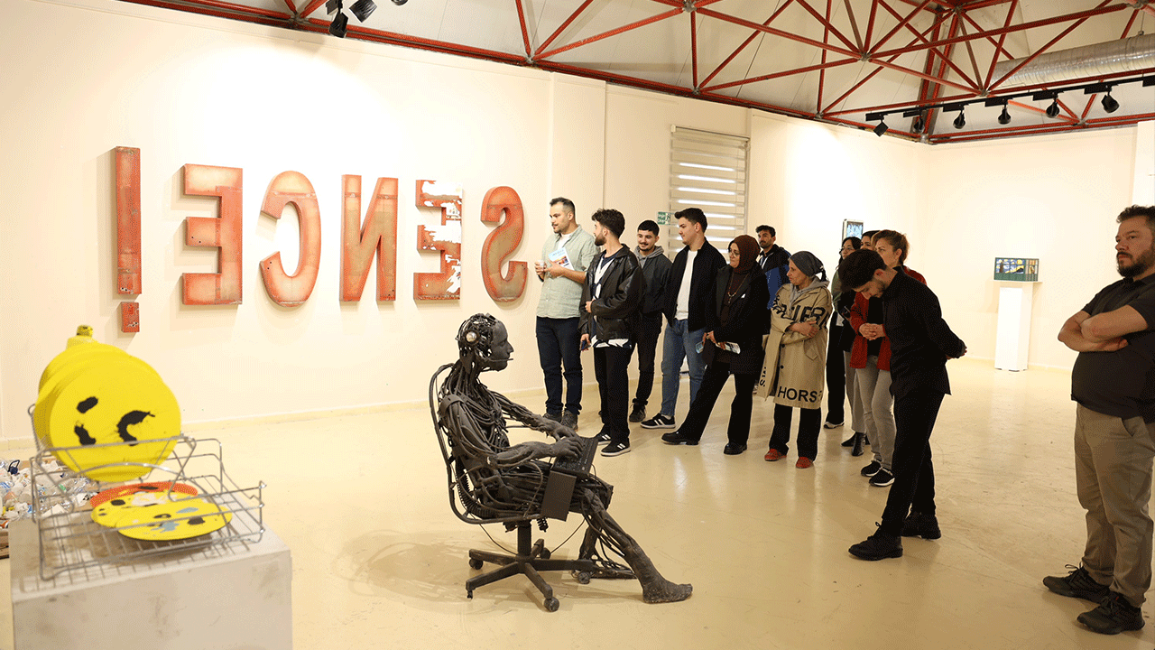 Düzce'de anlamlı sergi! Tüketim ve geri dönüşüm sanata yansıdı!