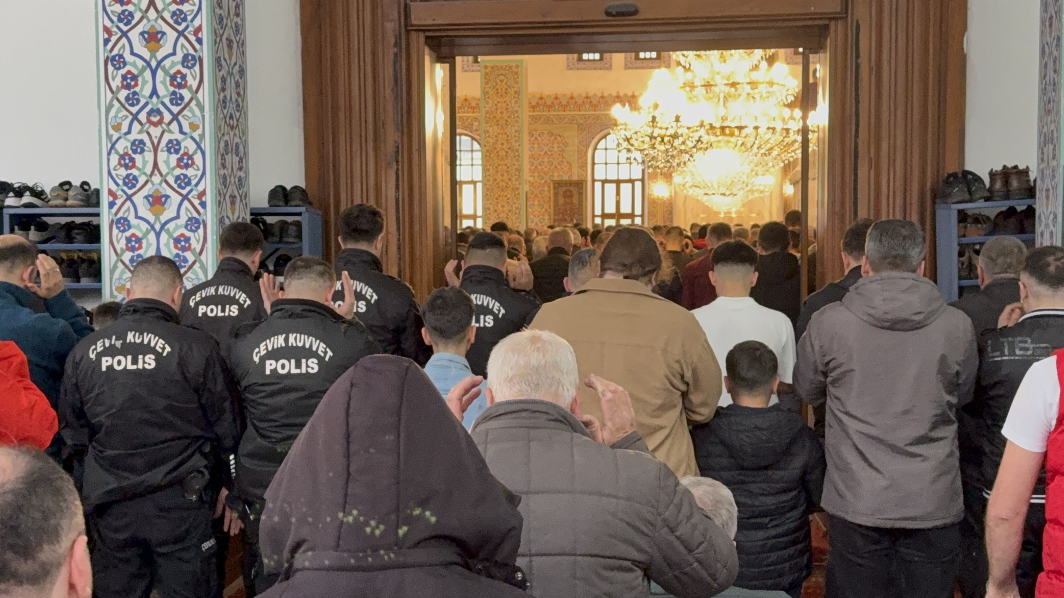 Düzce'de bayram namazında camiler doldu taştı
