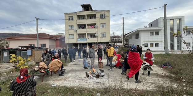 Düzce'de binalarında hasar oluşan vatandaşlar depremi anlattı: Çok şükür canımızı kurtardık ama...