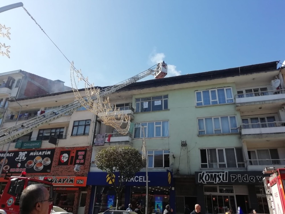 Düzce’de binanın çatısından çıkan dumanlar itfaiye harekete geçirdi 