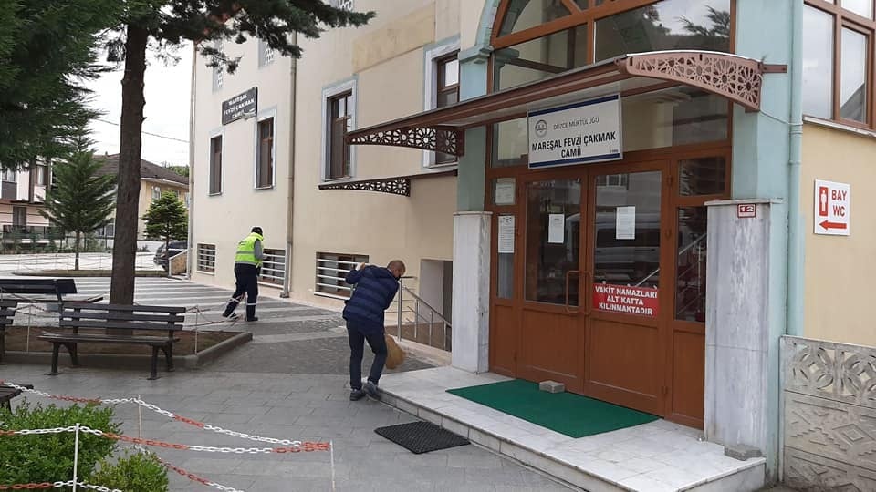 Düzce’de camiler Cuma namazına hazırlandı 