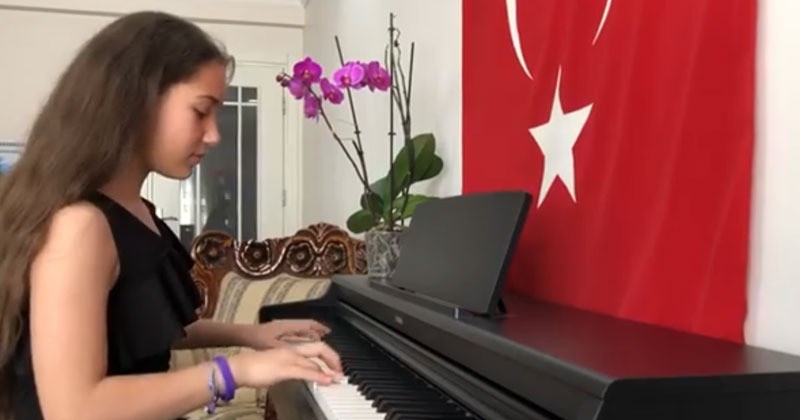 Düzce’de çocuklar evlerini Türk bayrakları ve Atatürk posterleriyle süsledi 