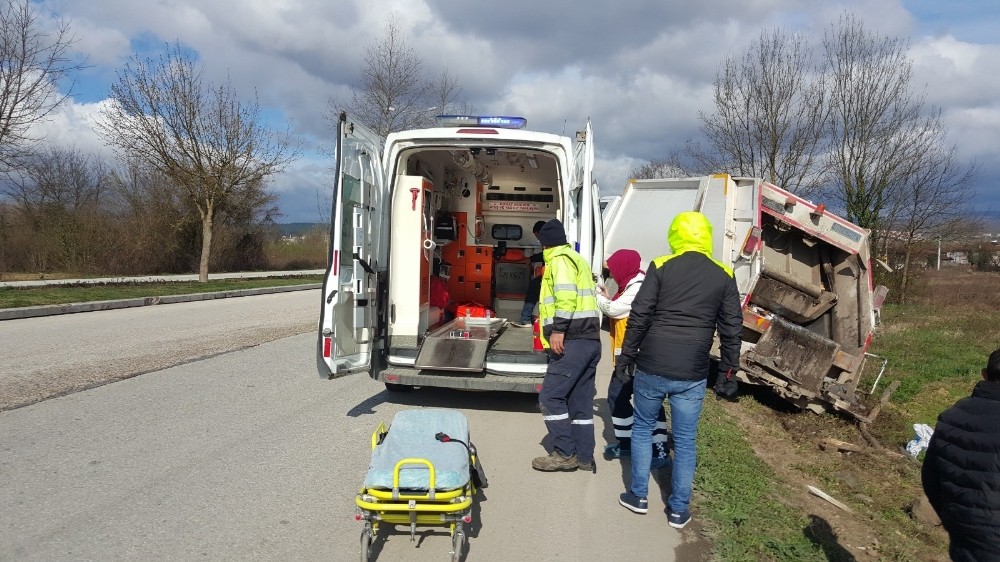 Düzce’de çöp kamyonu yoldan çıktı: 3 yaralı 