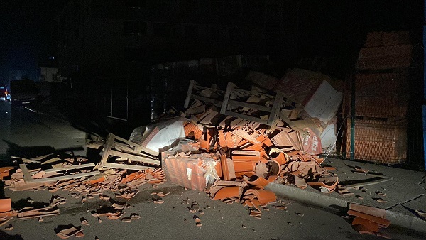 Düzce'de deprem anında iş yerinin duvarı yıkıldı