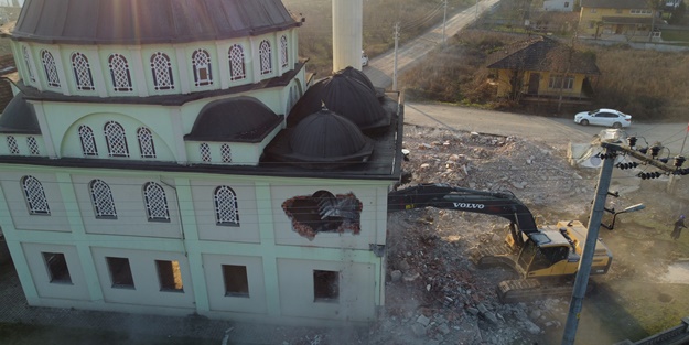 Düzce'de depremde hasar gören konutların yıkımı sürüyor