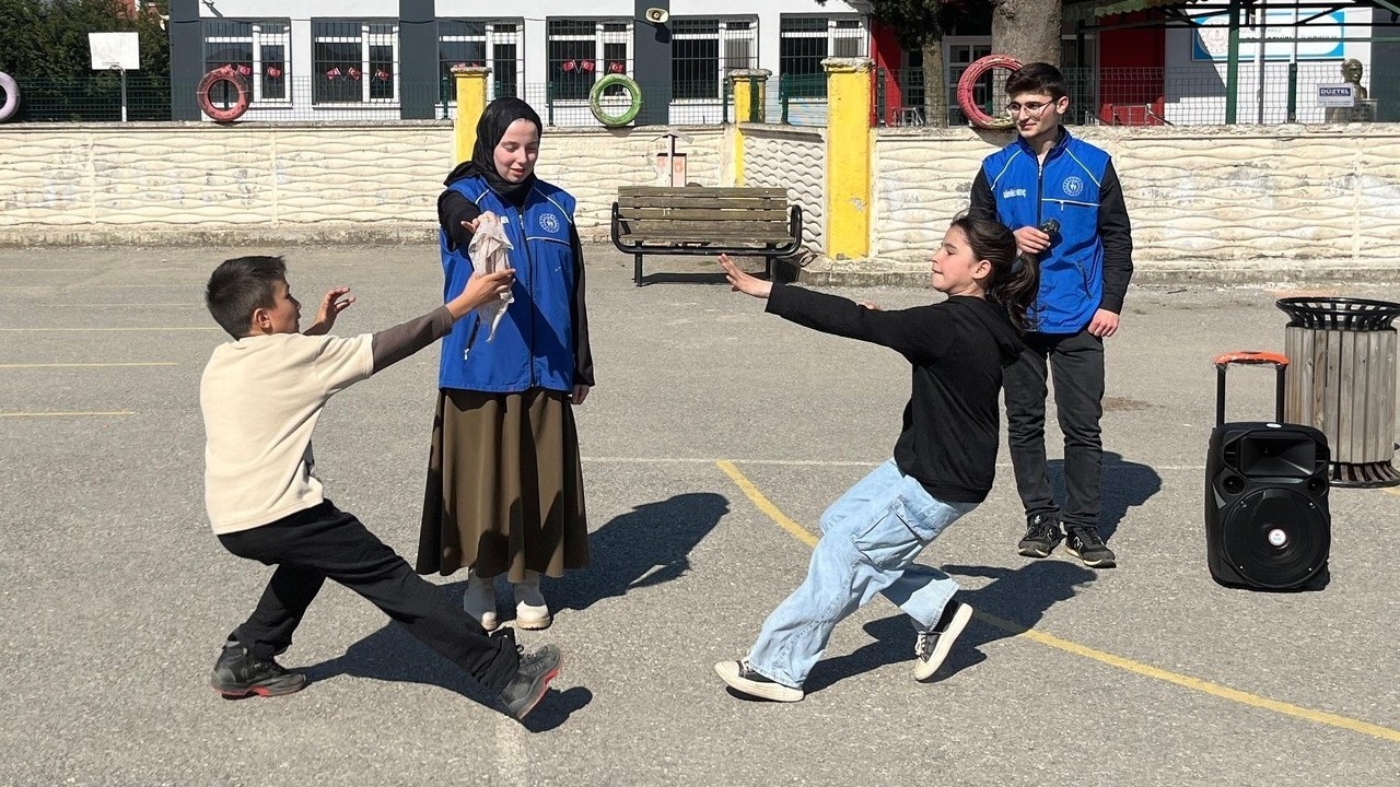 Düzce’de gönüllü gençler sokak oyunlarını gelecek nesillere taşıyor