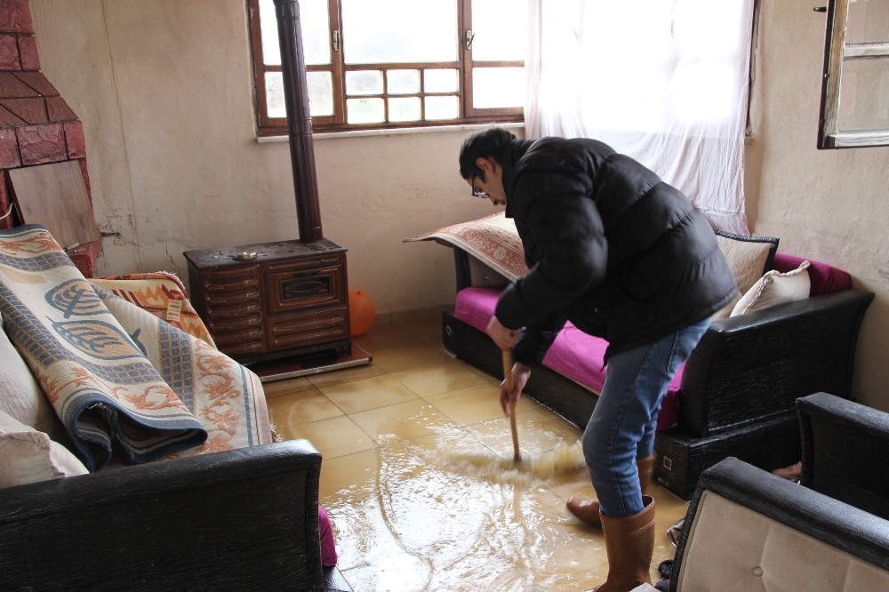 Düzce’de heyelan yolu kapattı evleri su bastı 