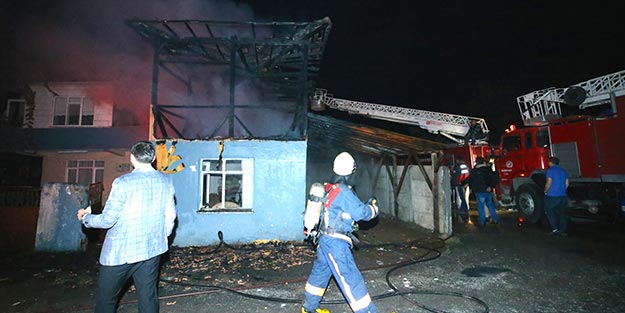 Düzce'de iki katlı ahşap yangında kül oldu!