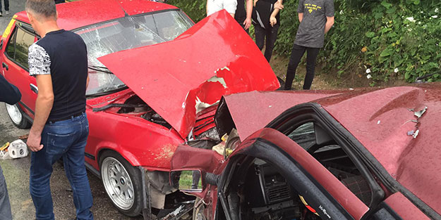 Düzce'de iki otomobil çarpıştı: 3'ü ağır 6 yaralı