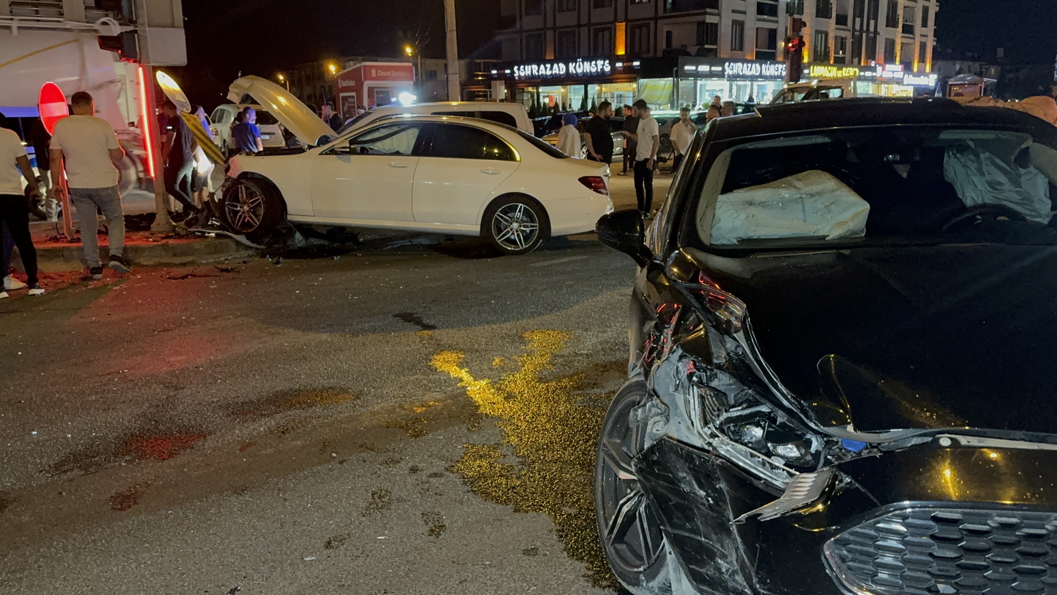 Düzce’de ışıklı kavşakta 2 araç çarpıştı