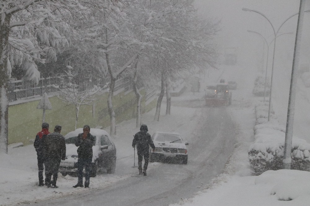 Düzce’de kar yağışı hayatı olumsuz etkiliyor 
