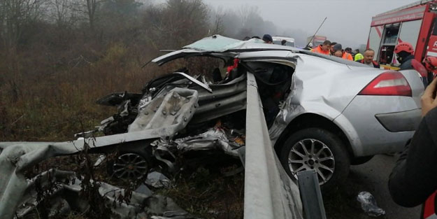 Düzce'de korkunç kaza! Otomobil bariyerlere saplandı