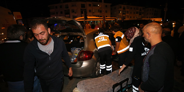 Düzce'de korkutan kaza! Minibüs ile otomobil birbirine girdi