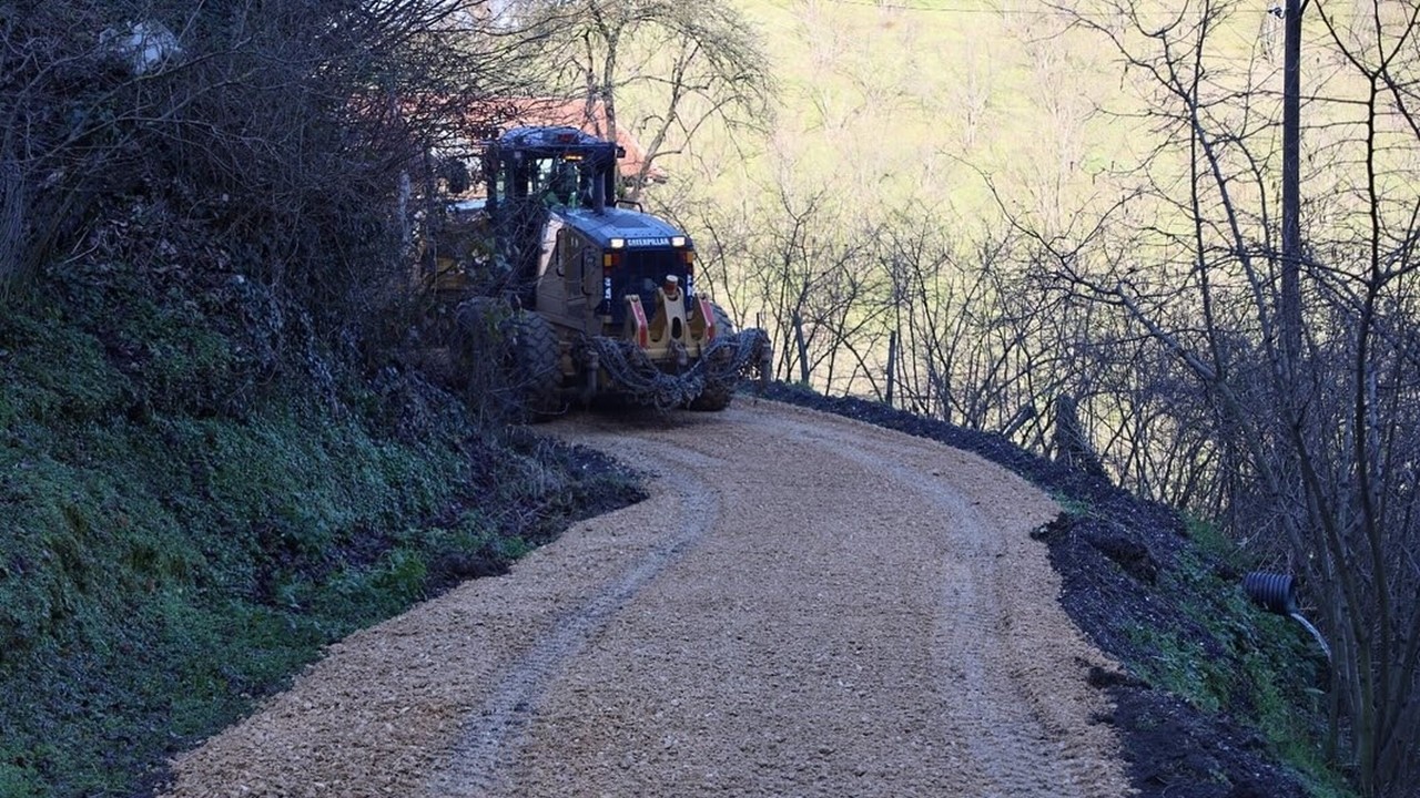 Düzce’de köy yolları daha güvenli ve konforlu hale getiriliyor