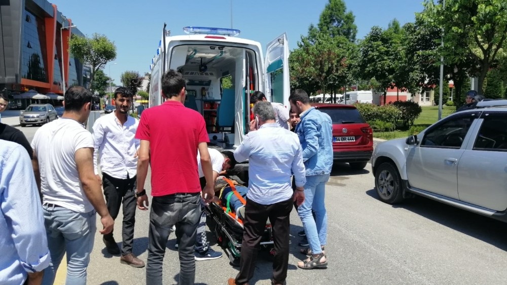Düzce’de lüks otomobile çarpan motorun sürücüsü hastanelik oldu 