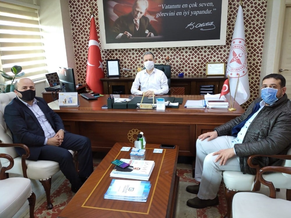 Düzce’de Memur-Sen’den sağlık çalışanlarına yüz siperliği 