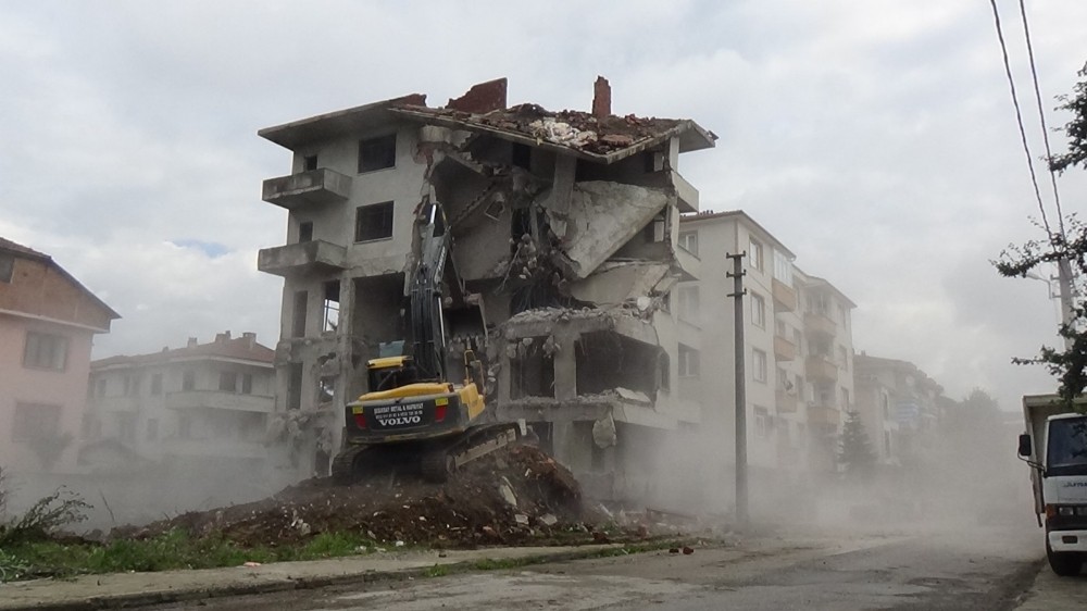 Düzce’de metruk bir bina daha tarih oldu 