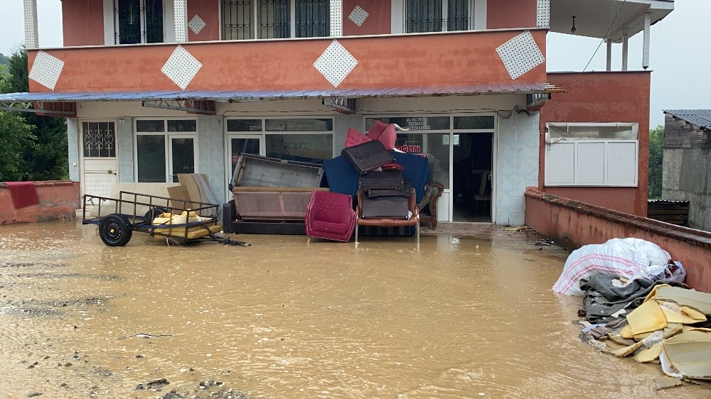 Düzce’de meydana gelen selde dereler taştı, evleri su bastı 