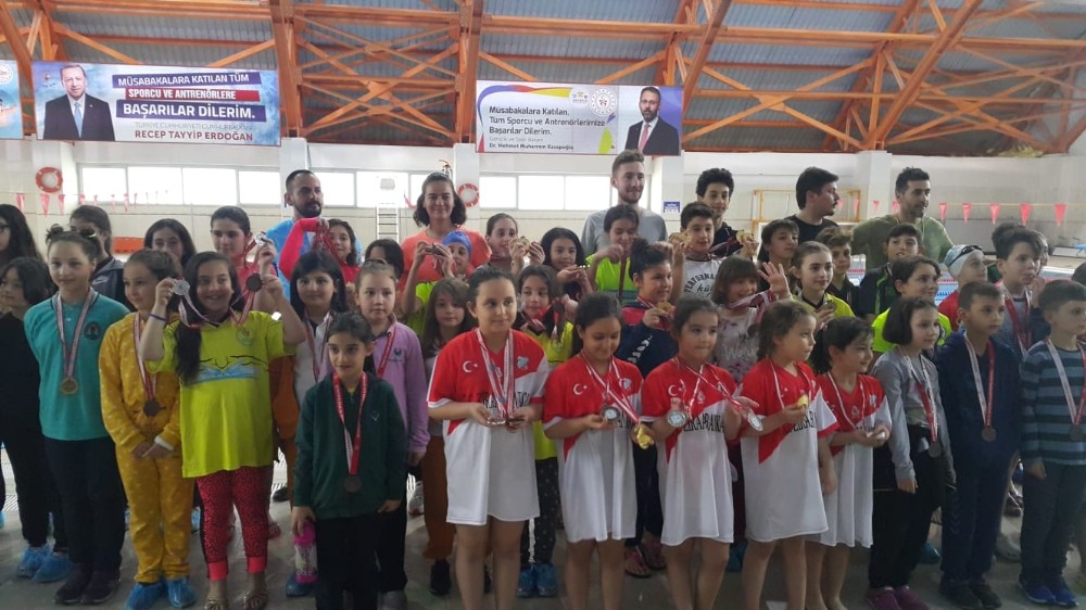 Düzce’de okul sporları yüzme yarışları yapıldı 