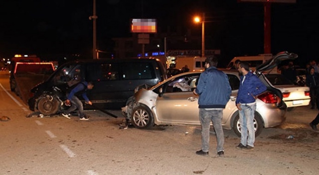 Düzce'de otomobil önce minibüse sonra elektrikli bisiklete çarptı: 11 kişi yaralı