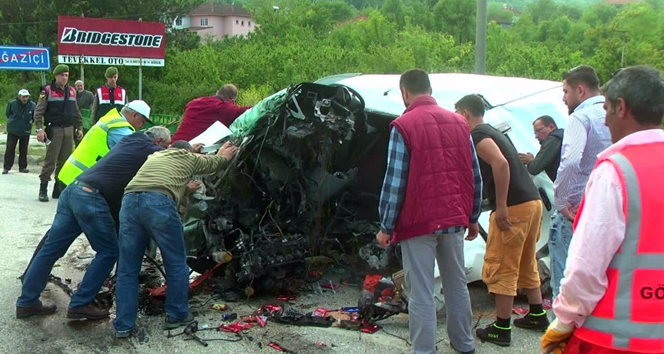 Düzce'de otomobil paramparça oldu