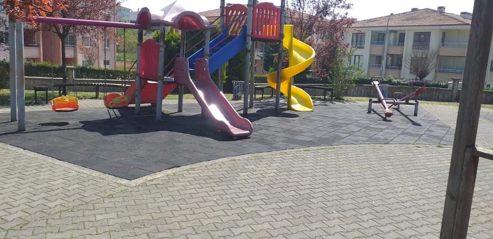 Düzce’de parkların bakım onarımı yapılıyor 