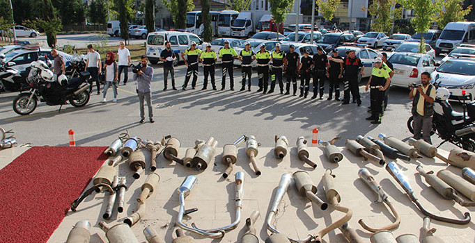 Düzce'de polis standart dışı araçlara geçit vermiyor