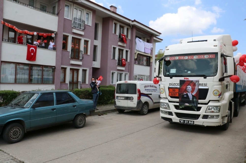 Düzce’de salgına rağmen diğer bayramları aratmayan 23 Nisan kutlaması 