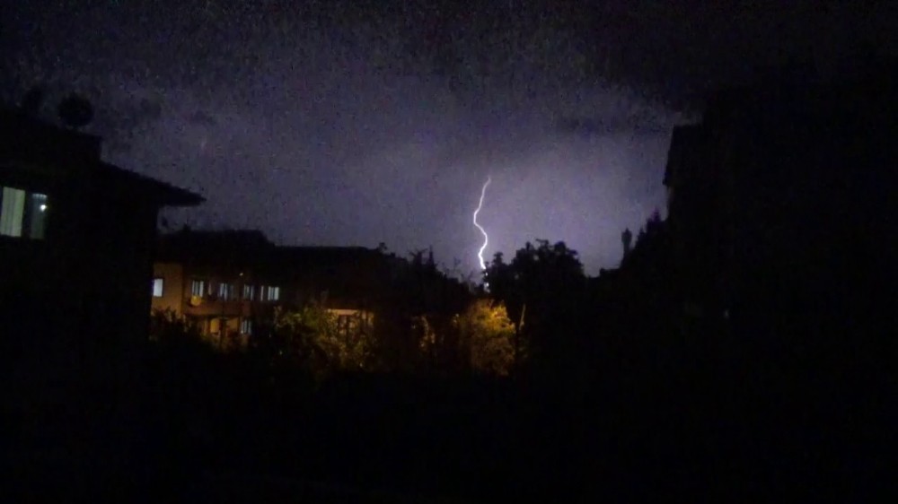 Düzce’de şimşekler geceyi aydınlattı 