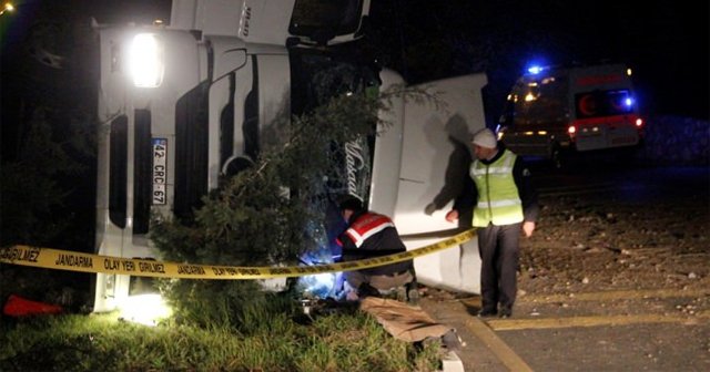 Düzce'de TIR devrildi, 1 ölü