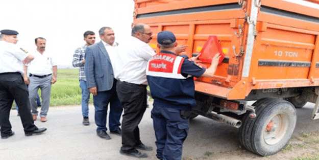 Traktör sürücülerine reflektör dağıtıldı
