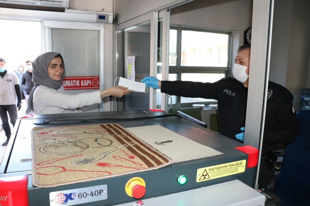 Düzce’de ücretsiz maske dağıtımına başlandı 