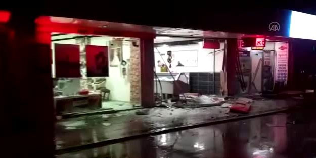 Düzce'de yoldan çıkan otomobil üç dükkana birden daldı