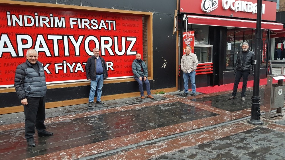 Düzceli esnaflar 1 metre kuralına uydu 