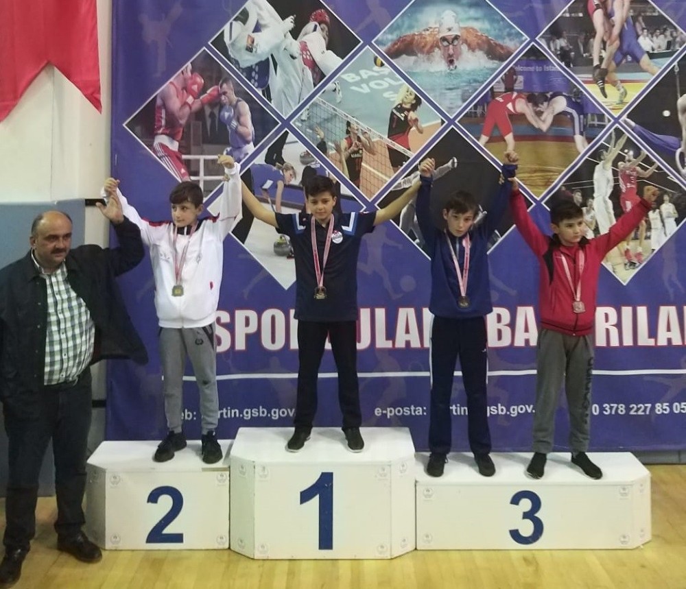 Düzceli Güreşçiler madalya ile döndü 