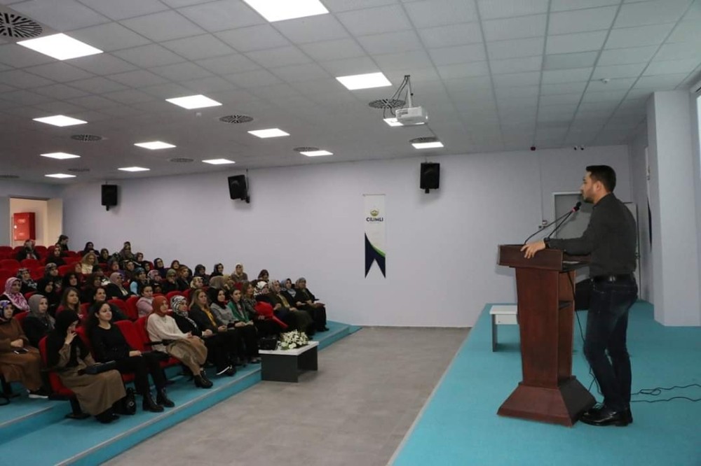 Düzceli kadınlara koruyucu aile ve aile içi iletişim semineri 