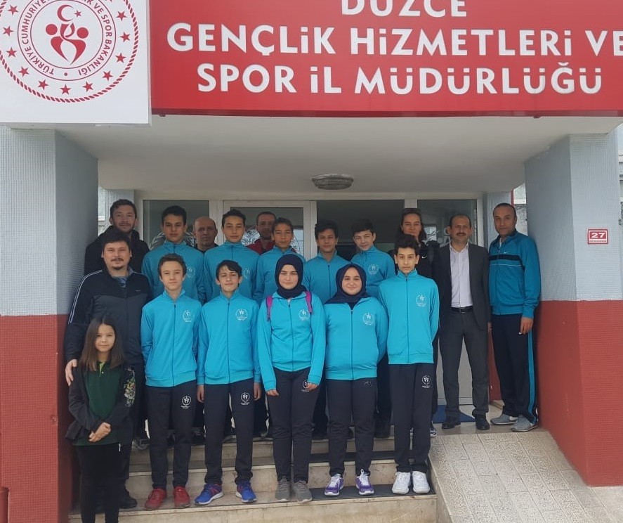Düzceli yüzücüler il müdürünü ziyaret etti 